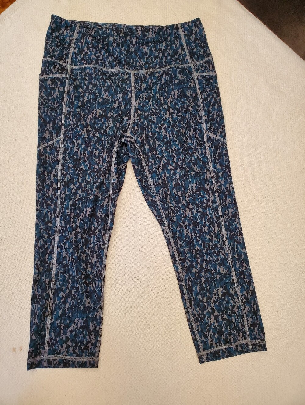 MUUV Crop Leggings Women L Blue Camo Print High Waist Side Pocket Capri
